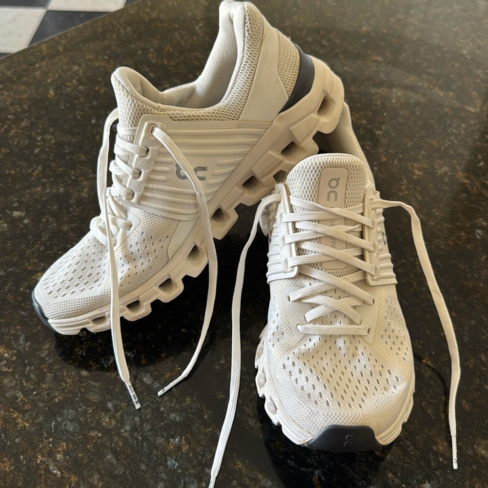 On Cloud Running CloudTech Helion size 7.5 white EUC